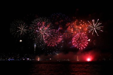 Gece gökyüzünde havai fişekler Karadeniz 'de