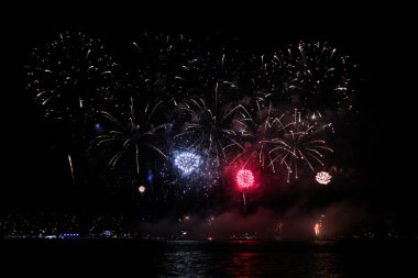 Gece gökyüzünde havai fişekler Karadeniz 'de