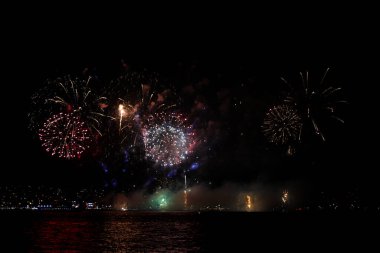 Gece gökyüzünde havai fişekler Karadeniz 'de