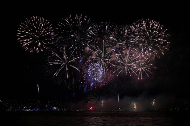 Gece gökyüzünde havai fişekler Karadeniz 'de