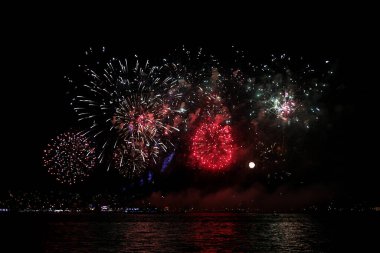 Gece gökyüzünde havai fişekler Karadeniz 'de