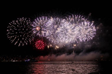 Gece gökyüzünde havai fişekler