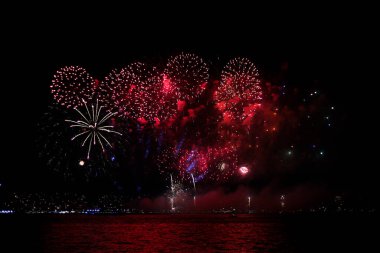 Gece gökyüzünde havai fişekler Karadeniz 'de