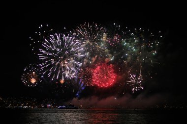 Gece gökyüzünde havai fişekler Karadeniz 'de