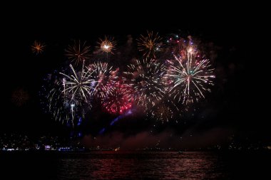 Gece gökyüzünde havai fişekler Karadeniz 'de