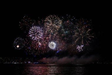 Gece gökyüzünde havai fişekler Karadeniz 'de