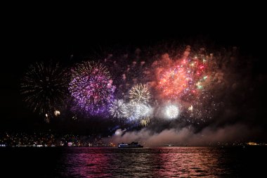 Gece gökyüzünde havai fişekler Karadeniz 'de