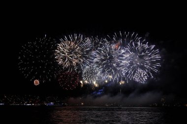 Gece gökyüzünde havai fişekler Karadeniz 'de