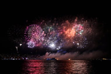 Gece gökyüzünde havai fişekler Karadeniz 'de
