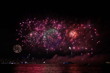 Gece gökyüzünde havai fişekler Karadeniz 'de