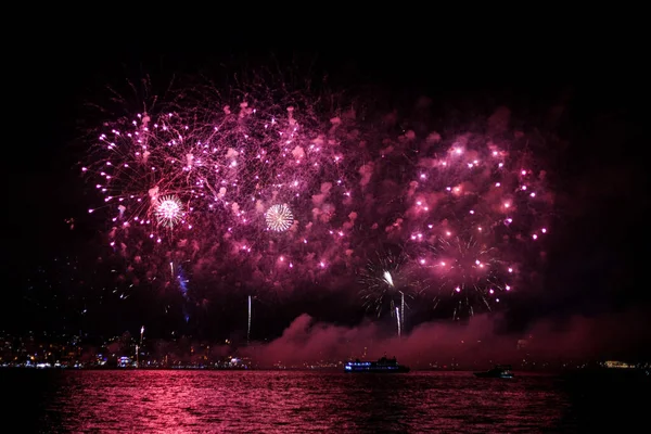 Gece gökyüzünde havai fişekler Karadeniz 'de