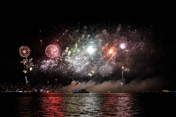 Gece gökyüzünde havai fişekler Karadeniz 'de