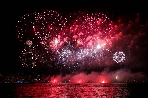 Gece gökyüzünde havai fişekler Karadeniz 'de