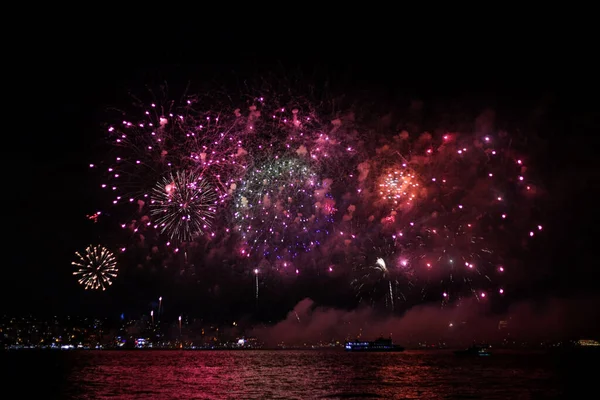 Fireworks Night Sky Black Sea — Stock Photo, Image