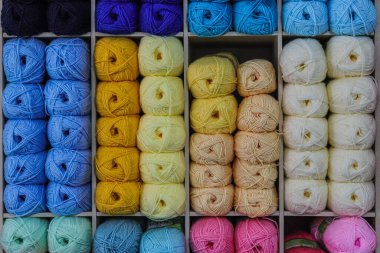 Masadaki ipliklerin yakın plan görüntüsü.