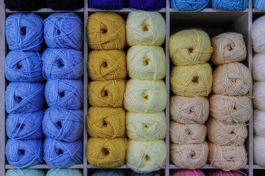 Renkli örgü iğnelerinin, arka planının görünümünü kapat