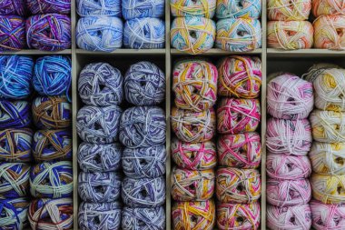 mavi ipliğin arkaplanındaki renkli iplikler, yakın plan