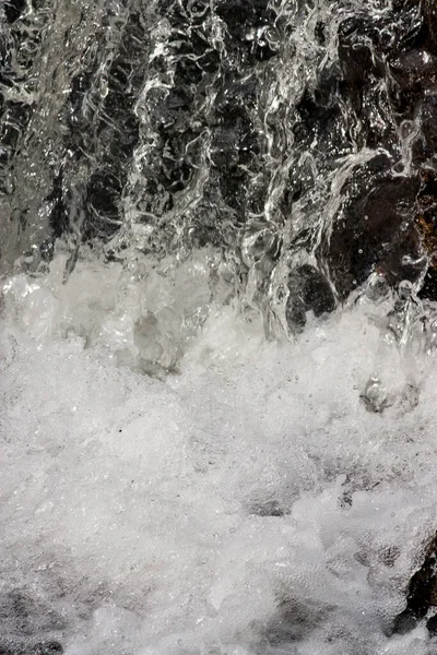Горный Источник Небольшим Водопадом — стоковое фото