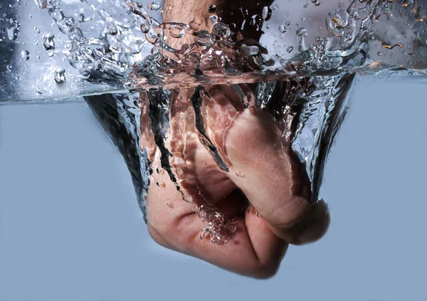 Punho Masculino Batendo Água — Fotografia de Stock