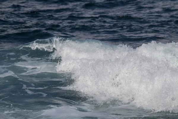 Κύματα Που Πιτσιλίζουν Στο Βράχο Της Θάλασσας — Φωτογραφία Αρχείου