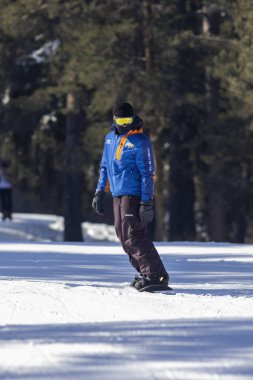 Bulgaristan 'ın Bansko tatil beldesinde snowboard sporu