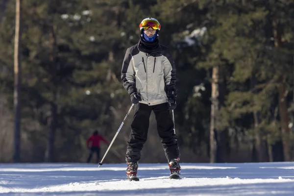 Люди Катаются Лыжах Курорте Банско Болгарии — стоковое фото