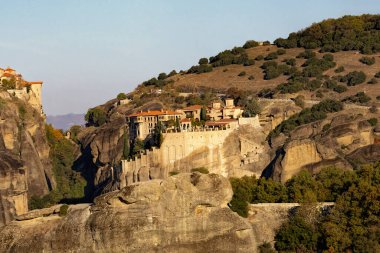 Yunanistan 'ın Meteora kentinde bir manastırın panoramik manzarası