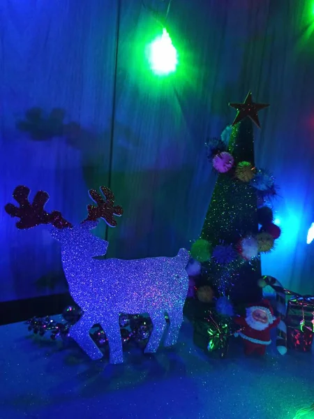 Geyiğin arka planında Noel süsleri var.