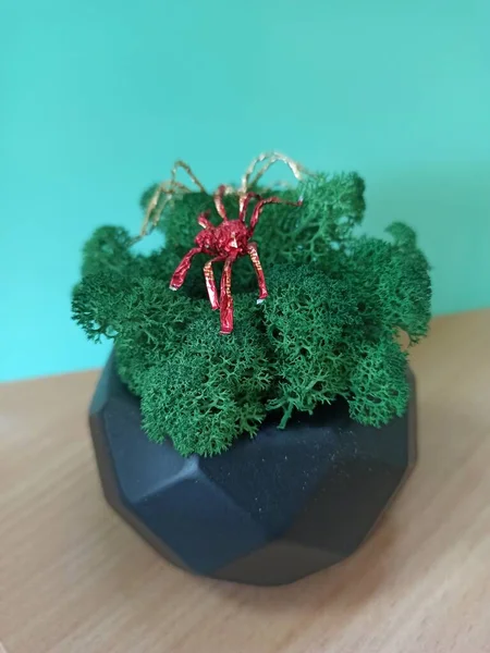 Ahşap bir arka planda güzel bir Noel süsü