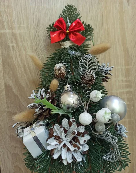 Köknar ağacı ve çam kozalakları ile Noel süslemesi