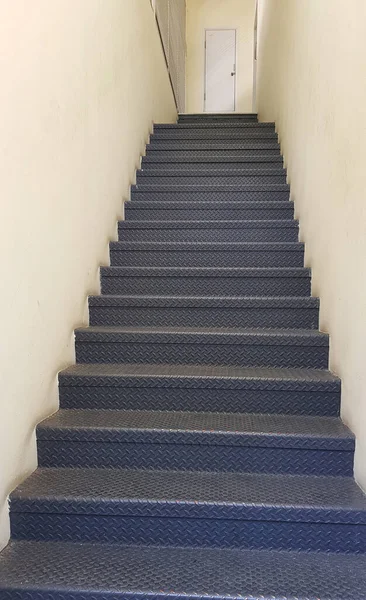 Ofis Binasında Parmaklıkları Olmayan Uzun Çelik Merdivenler Kapıdan Girmeden Önce — Stok fotoğraf