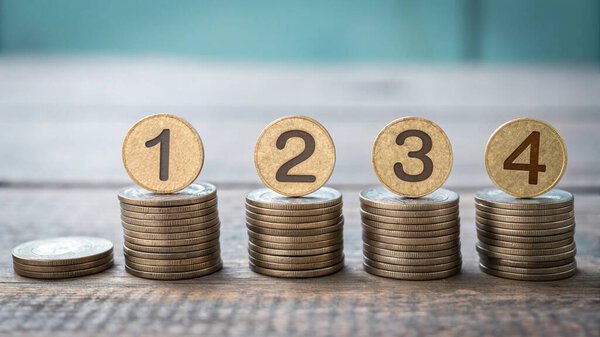 Деньги, монеты, инвестиционный график, рост сбережений для финансовой безопасности в будущем