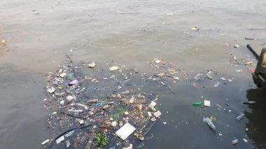 Nehirdeki çöpler, yüzen çöpler su kirliliğine neden olur. Çöpler, nehirdeki çöpler, kirlilik, sıfır atık