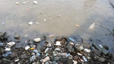 Nehirdeki çöpler, yüzen çöpler su kirliliğine neden olur. Çöpler, nehirdeki çöpler, kirlilik, sıfır atık