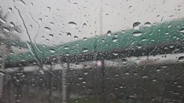 Yağmurlu bir günde, otoyolda araba sürerken, görüş açımı kaybettim..