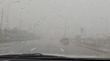 Yağmurlu bir günde, otoyolda araba sürerken, görüş açımı kaybettim..