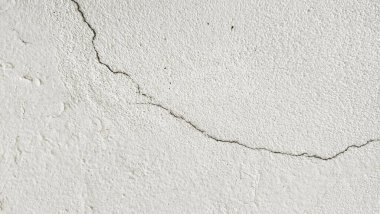 Eski beton duvardaki çatlakların resmi, arka plan için tuğlalardaki çatlaklar.