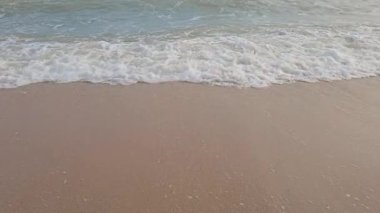 Açık bir günde sahilde deniz dalgaları