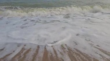 Açık bir günde sahilde deniz dalgaları