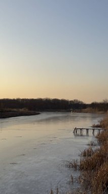 Nehir ve gölü olan güzel bir manzara.