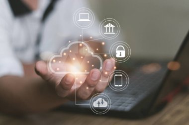 Bulut hesaplama diyagramını gösteren bilgisayar kullanan bir adam. bulut teknolojisi veri depolama ağı ve internet servis kavramı