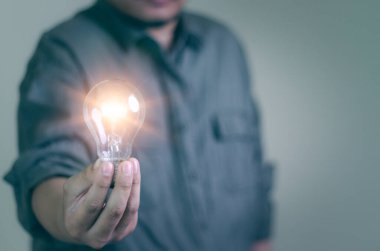 Müşteri ampul konsept derecelendirme deneyimini ateşlemek için fikirler. Mükemmel hizmet memnuniyet derecesi Müşterinin Eli Sunar Mükemmel derecelendirme Beş Yıldız