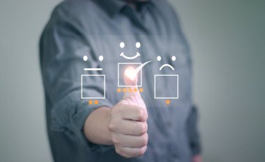 Müşteri hizmetleri en iyi iş derecelendirme deneyimi. Memnuniyet araştırması konsepti. kullanıcı çevrimiçi uygulamada hizmet deneyimine derecelendirme verir 