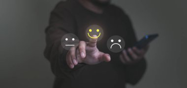 Memnuniyet, Müşteri Hizmetleri konsepti, iş adamları, mutlu bir gülümseme ikonu olan sanal ekranı seçiyor, serviste tatmin olmak için, iyi eleştiriler, çok mutlu hissetmek için. reyting çok etkileyici.