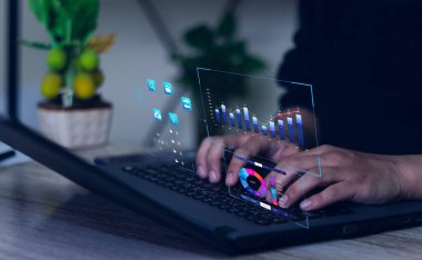 Bilgisayarda İş Analizi ve Veri Yönetim Sistemi ile çalışan analist, KPI ve veritabanına bağlı metrik raporlar hazırlıyor. Finans, işlemler, satış ve pazarlama için kurumsal strateji.-