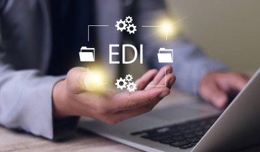 Elektronik veri değişimi EDI. Sandıklı bir adam takımlar arasında veri alışverişinde bulunuyor..