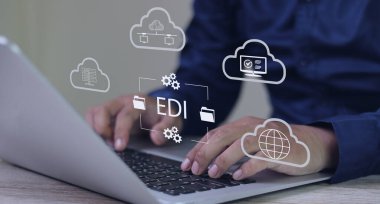 Elektronik veri değişimi EDI. Sandıklı bir adam takımlar arasında veri alışverişinde bulunuyor..