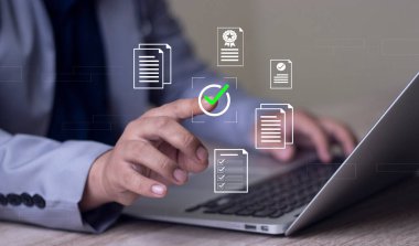 İş adamı, iş projesi önerilerini onaylamak için dijital belgelerde onaylanmış belge simgesine dokunuyor. İş konseptine ilişkin kalite güvencesi ve çevrimiçi değerlendirme.