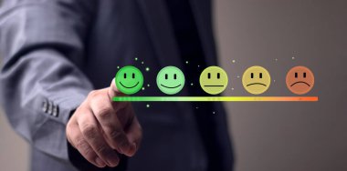 Müşteri memnuniyeti konsepti. İş adamı sanal ekranda gülen yüz ifadesine basıyor. Müşteri hizmetleri değerlendirme konsepti. Hizmet, Kavram, İtibar, Mutlu, Anket.