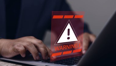Sistem uyarısı hacklendi, bilgisayar ağına siber saldırı. Siber güvenlik savunmasızlığı, veri sızıntısı, yasadışı bağlantı, gizli bilgi konsepti. Kötü niyetli yazılım, virüs ve siber suç.